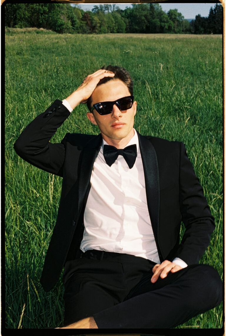 Wedding day timeline in southern France featuring high sun and strong contrasts