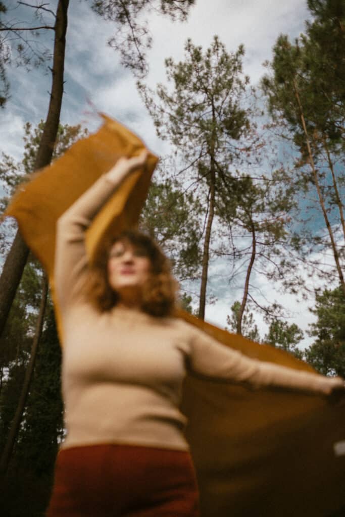 portrait de femme flou la forêt - photographe bordeaux