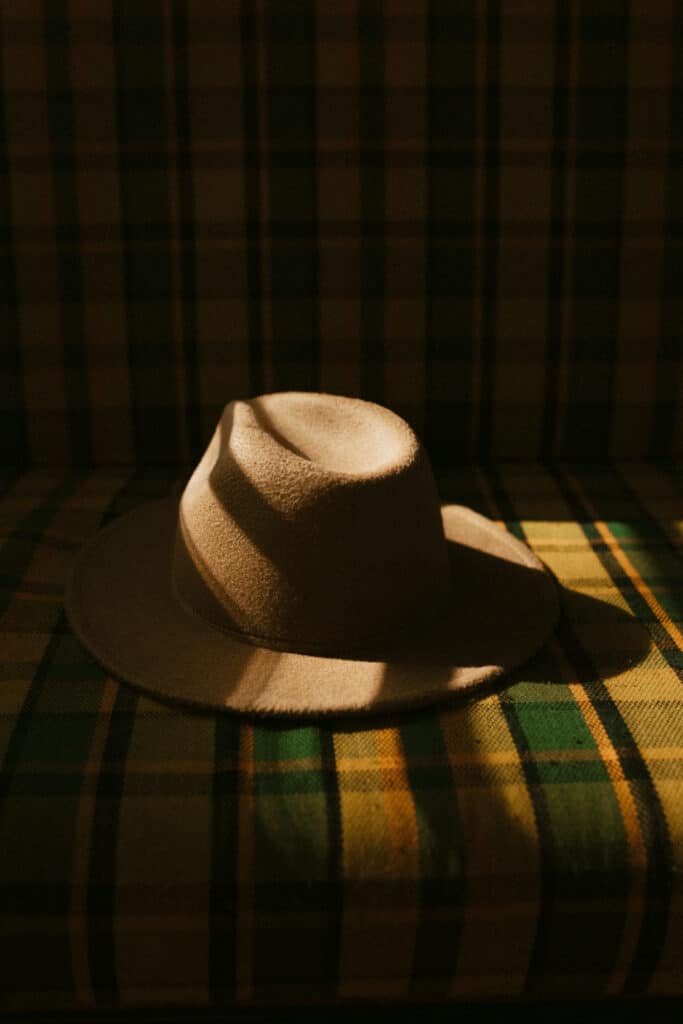 shooting photo vintage - chapeau dans un combi vw