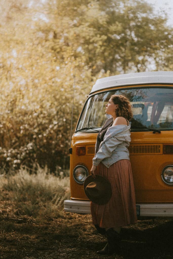 portrait de femme devant un combi westfalia - shooting photo vintage - photographe bordeaux