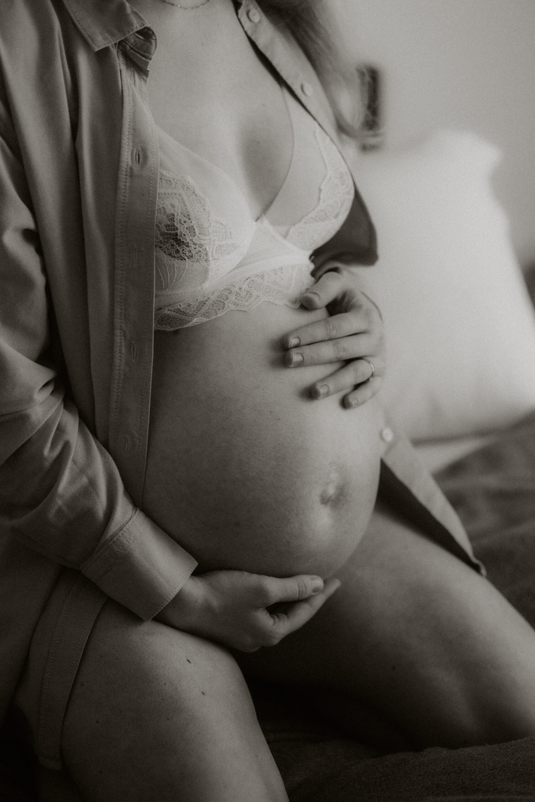 femme enceinte en sous vêtement