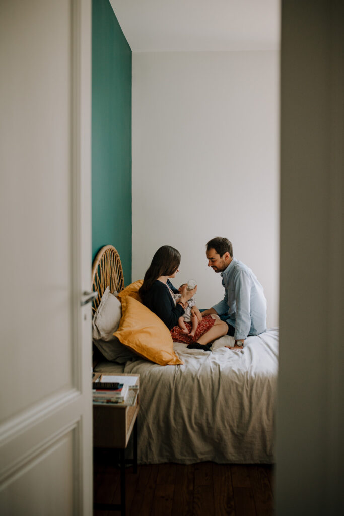 jeune parents donnant un biberon à un nouveau né - photographe bebe bordeaux