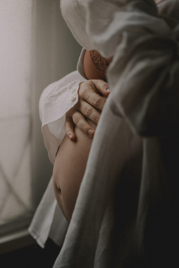 photo d'un ventre d'une femme enceinte à Bordeaux - photographe grossesse à Bordeaux