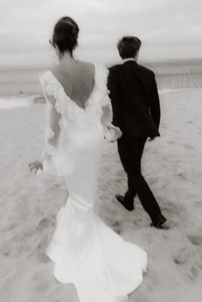 photo de couple prise par un photographe lors d'un mariage sur la plage au Cap Ferret proche de  Bordeaux 