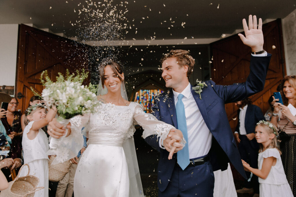 Sortie de l'église - mariage église notre dame des flots au Cap Ferret - photographe mariage Bordeaux