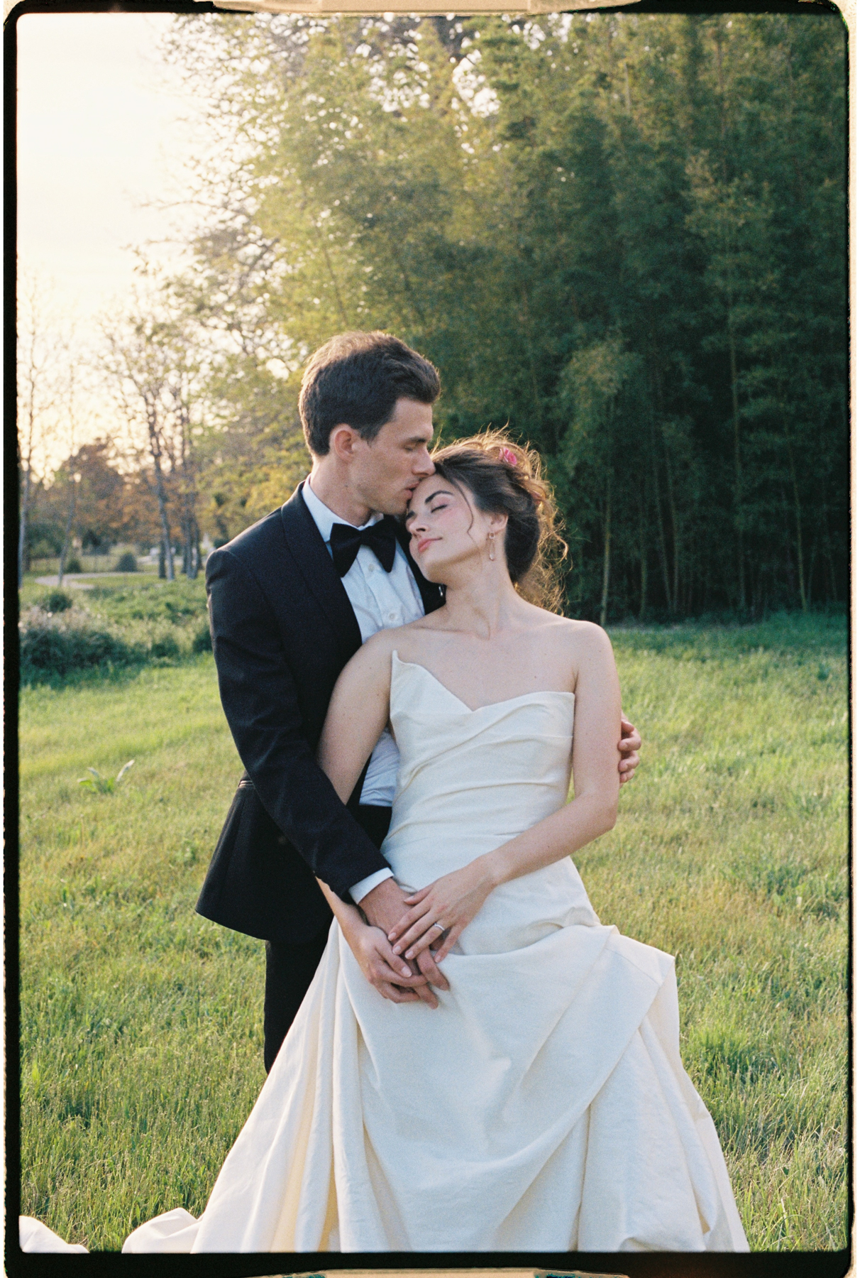 photographe mariage argentique bordeaux - photo de couple pendant le cocktail