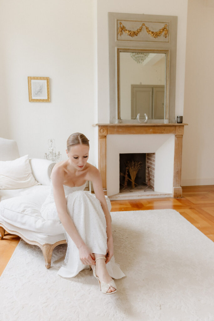 le Château du Pont Bourguet dans le Tarn. Photographe mariage autour de Toulouse, Mariée se préparant dans sa chambre
