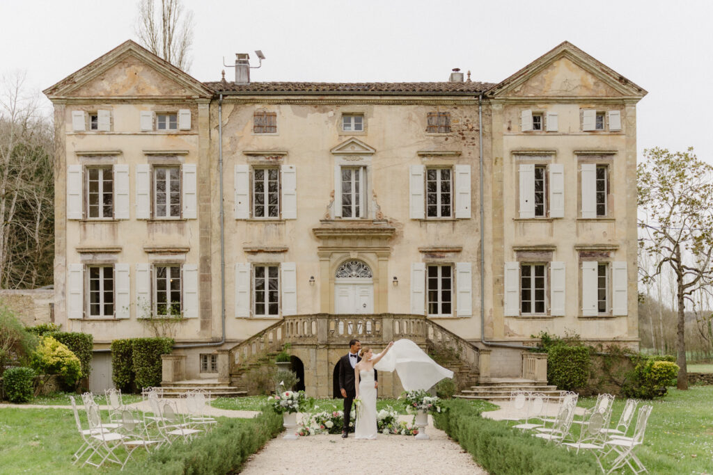 Outdoor ceremony wedding inspiration near Toulouse, South of France