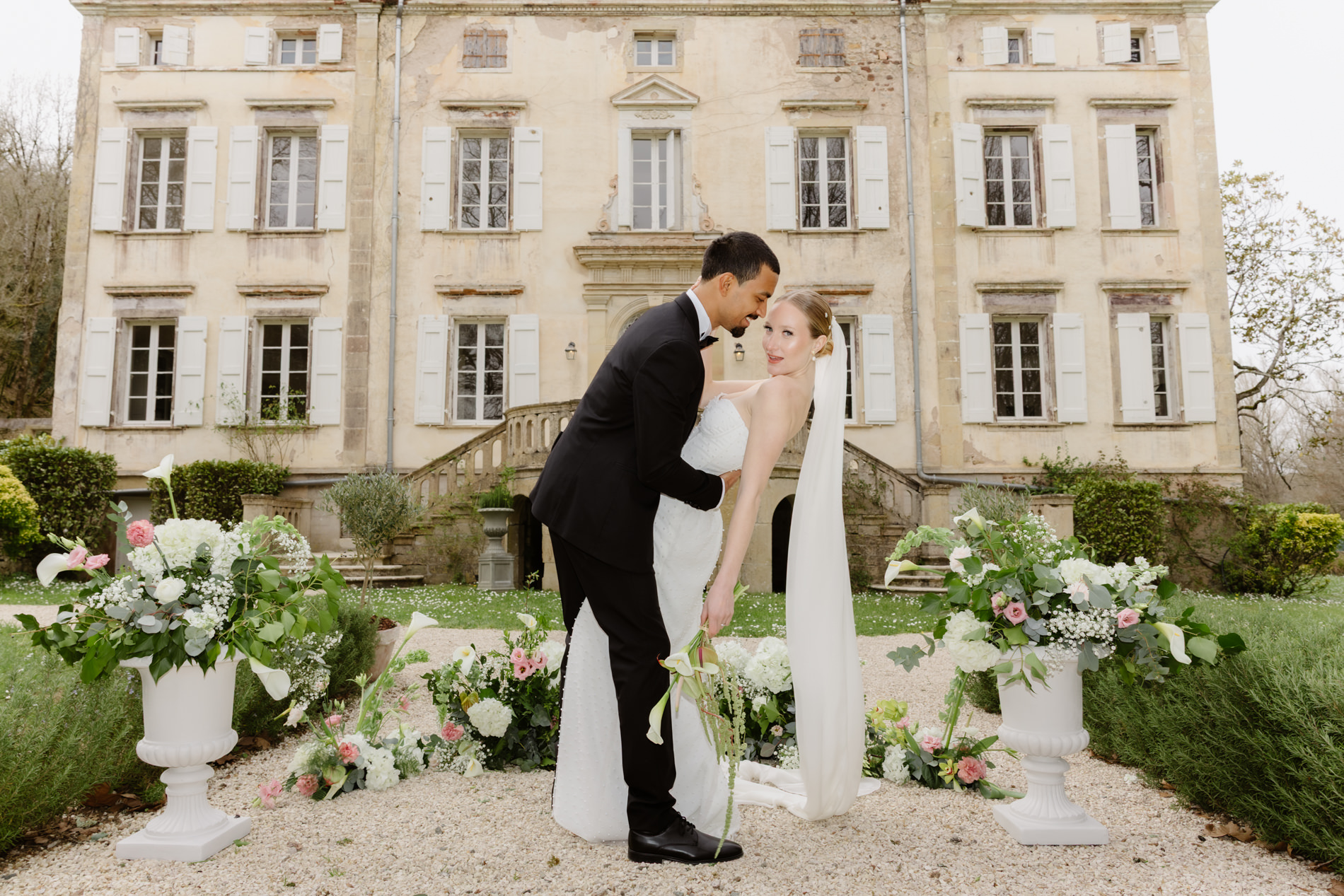 Outdoor editorial wedding inspiration near Toulouse, South of France