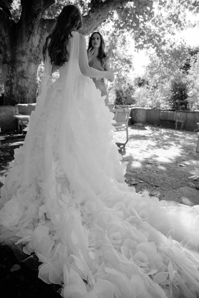 bride getting ready in Avignon