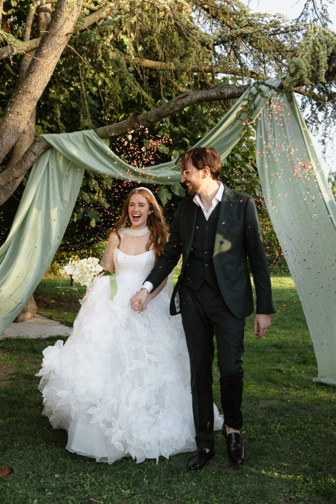 wedding ceremony with confettis exit in Provence